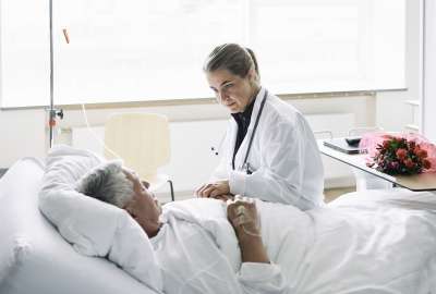 Doctor visiting patient in hospital